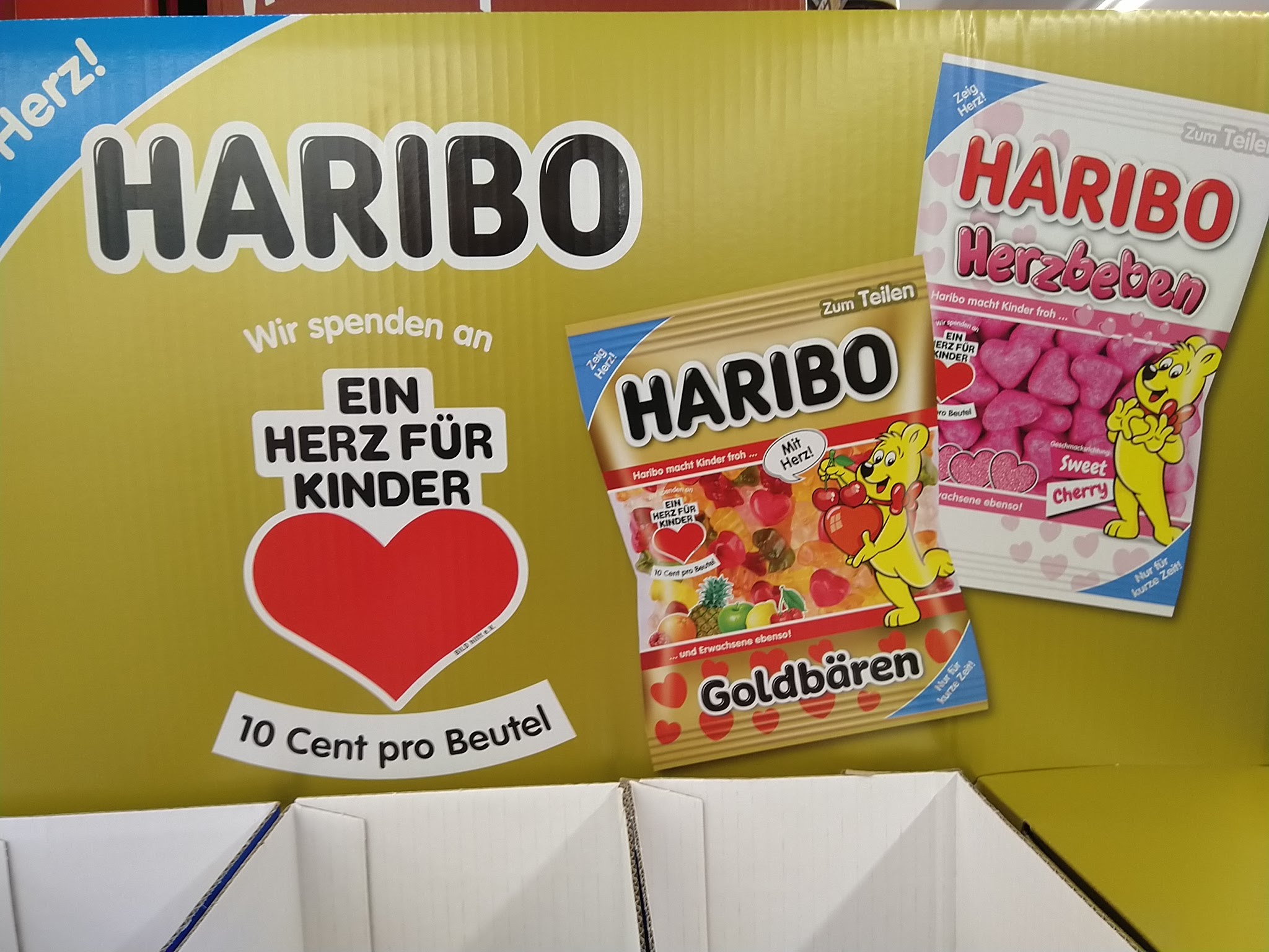 Haribo verlost Herz-Pakete mit Plüsch-Goldbär, Tassen, Skat-Spiel
