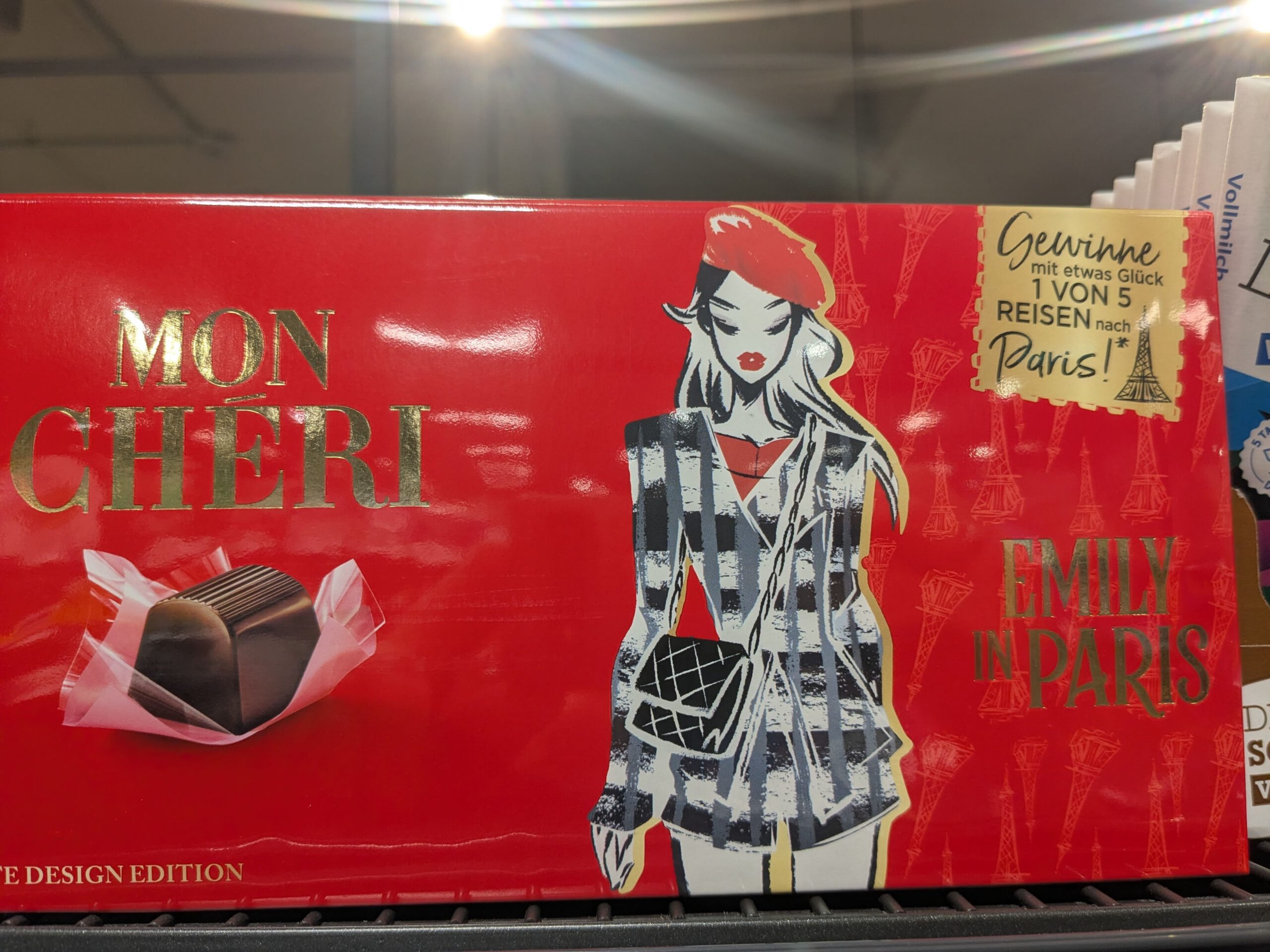 Mon Cheri & Emily in Paris: Paris-Reisen gewinnen